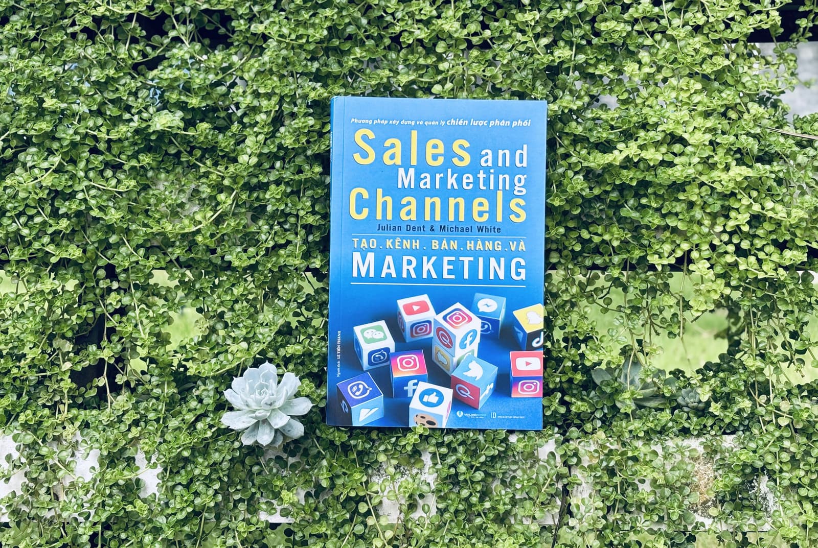 Tạo kênh bán hàng và marketing / Julian Dent, Michael White ; Lê Tiến Thành dịch