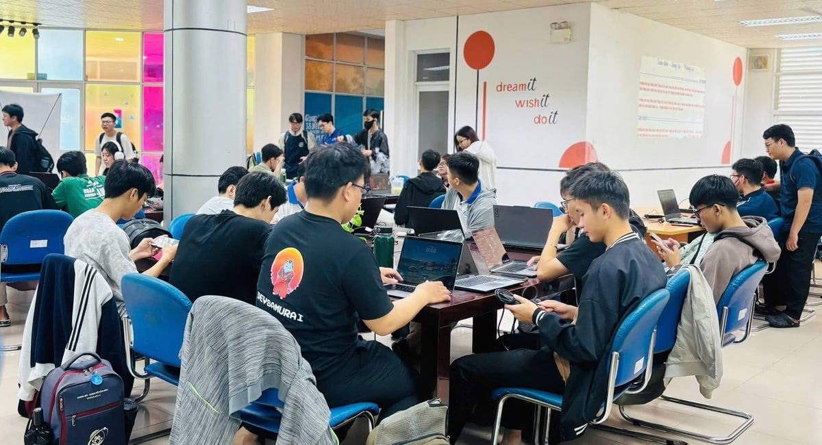 Có thể là hình ảnh về học tập, bàn và văn bản