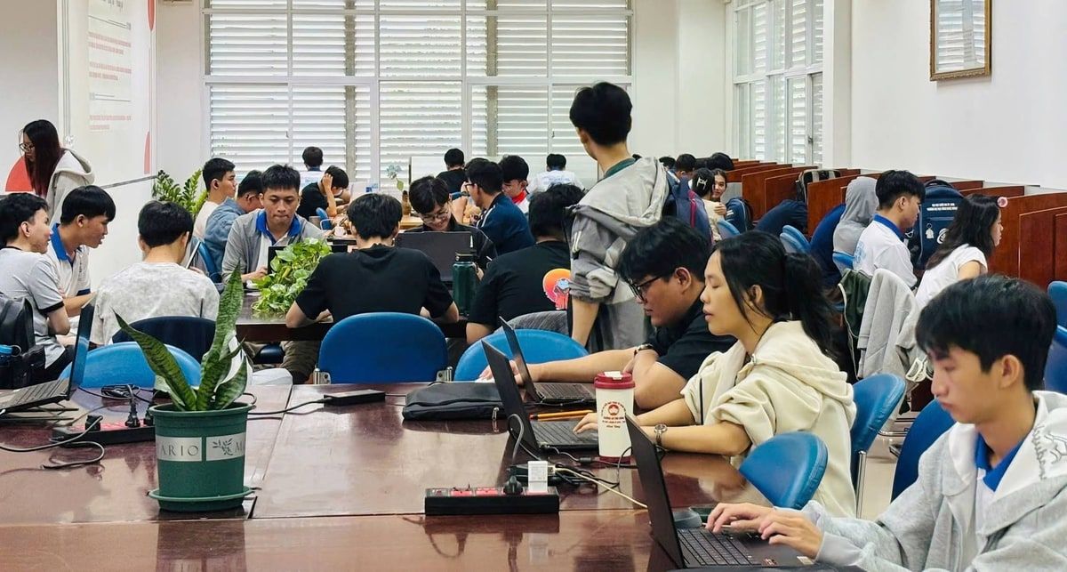 Có thể là hình ảnh về một hoặc nhiều người, mọi người đang học, bàn, bệnh viện và văn bản