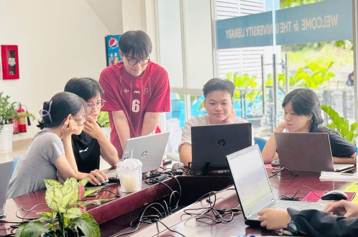 Có thể là hình ảnh về một hoặc nhiều người, mọi người đang học và văn bản