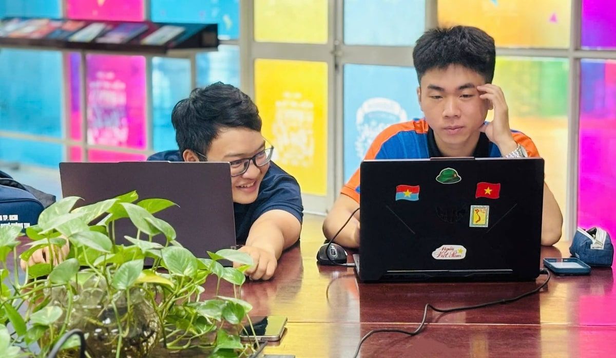 Có thể là hình ảnh về một hoặc nhiều người, mọi người đang học, TV, phòng tin tức và văn bản