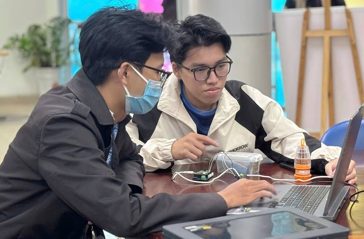 Có thể là hình ảnh về một hoặc nhiều người, mọi người đang học, phòng tin tức và văn bản