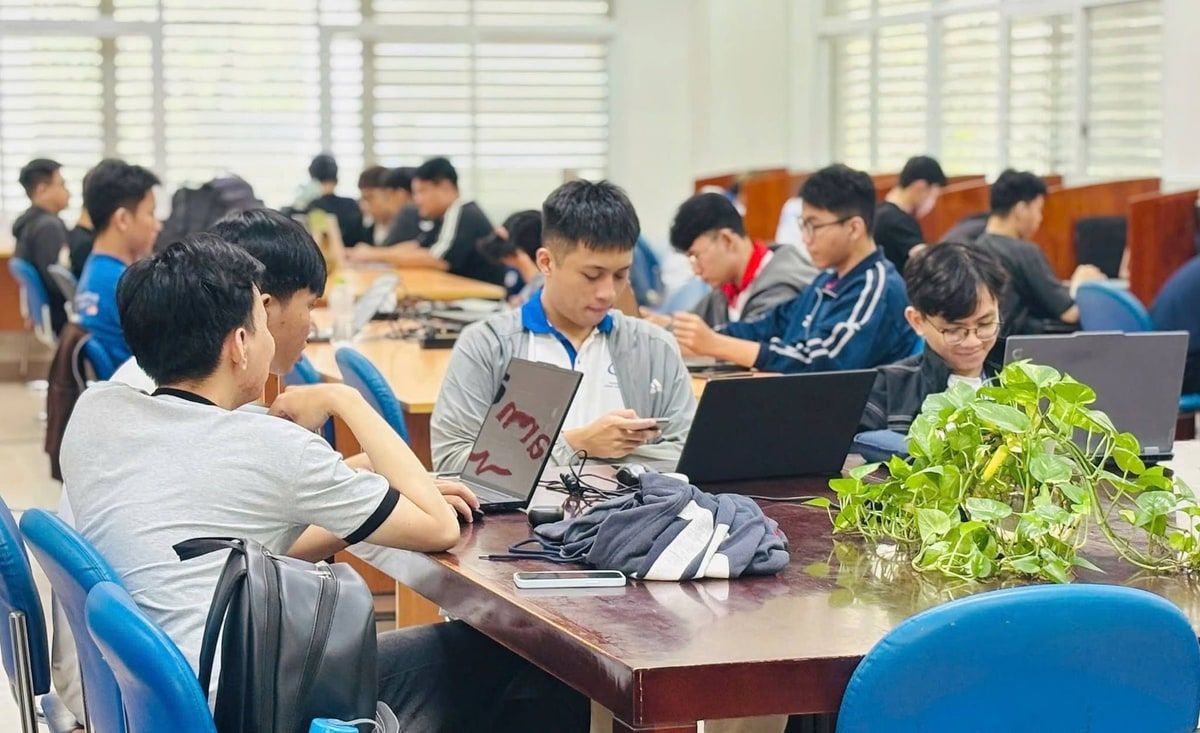 Có thể là hình ảnh về một hoặc nhiều người, mọi người đang học và văn bản