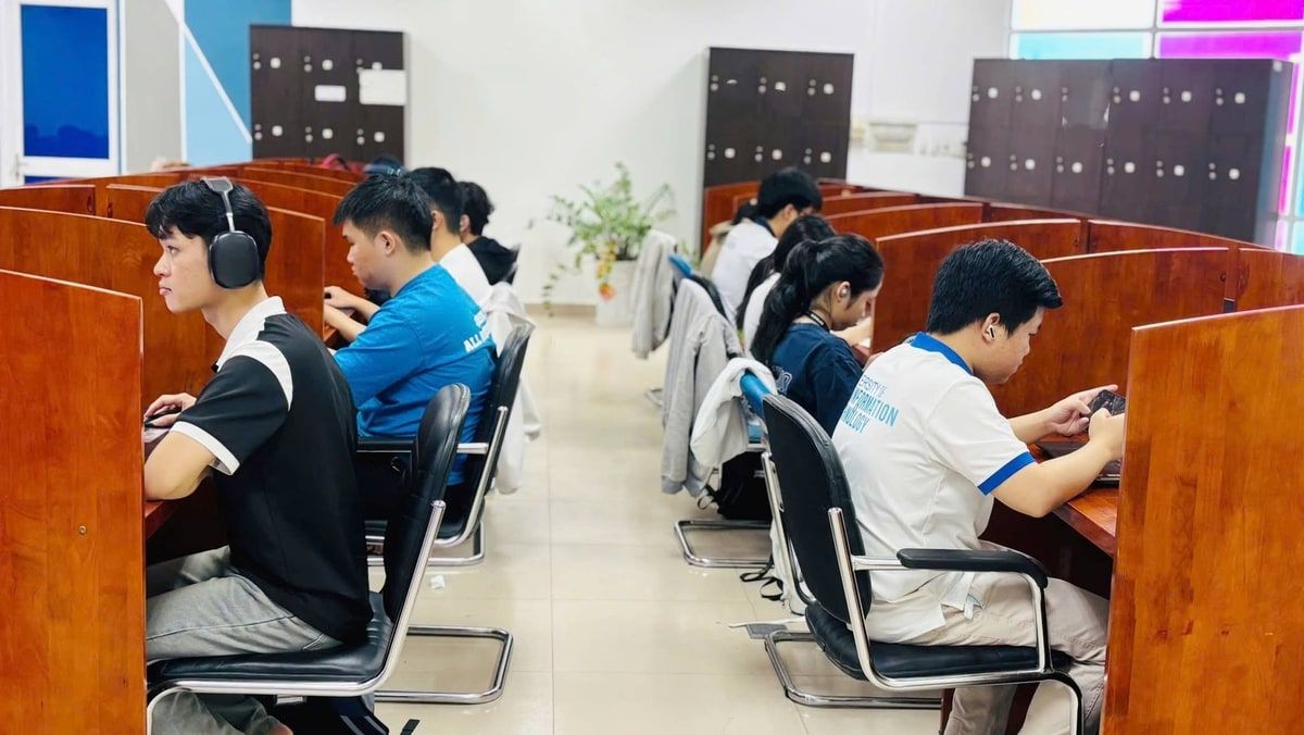Có thể là hình ảnh về một hoặc nhiều người, mọi người đang học, bàn, phòng tin tức và văn bản