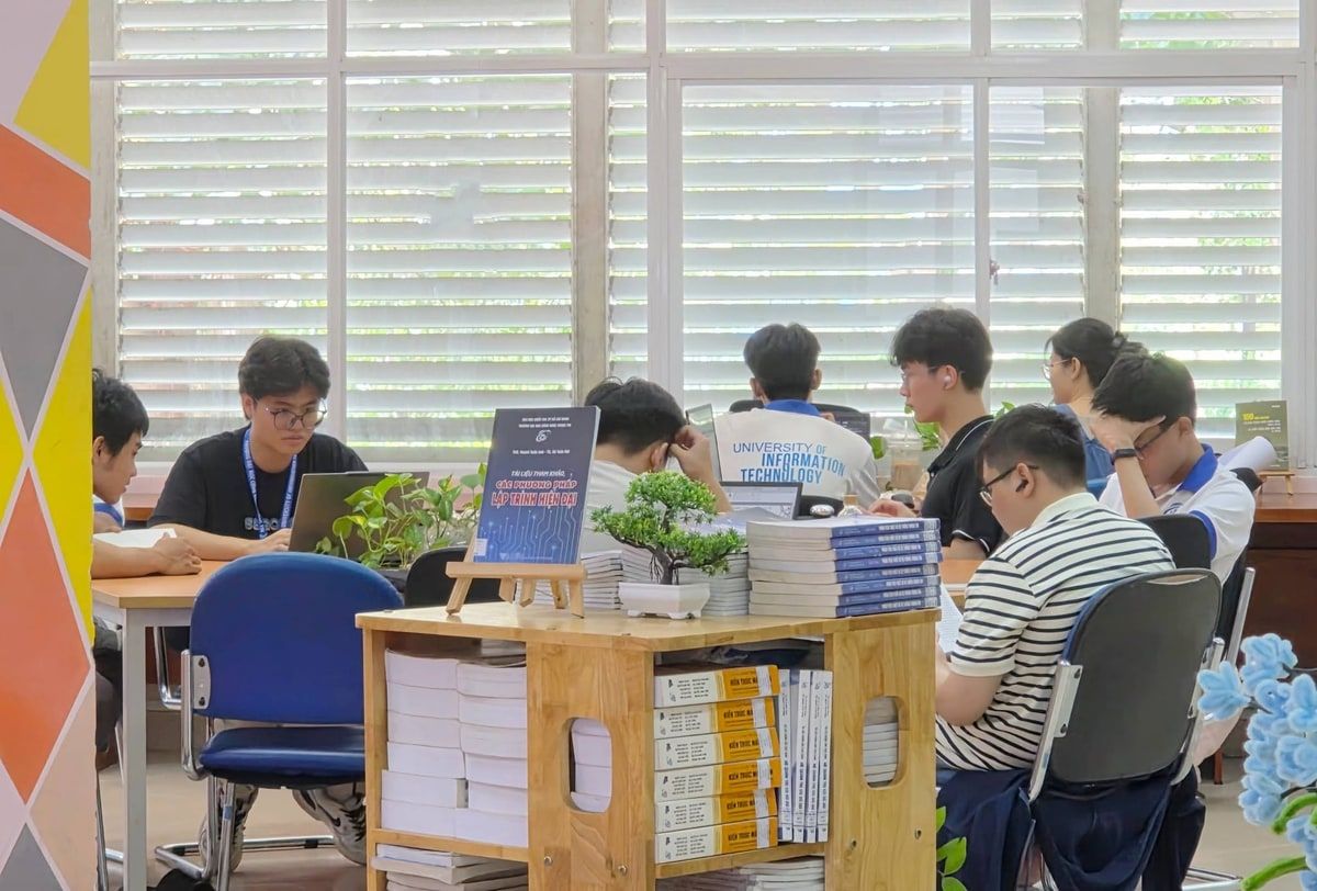 Có thể là hình ảnh về một hoặc nhiều người, mọi người đang học, bàn và văn bản