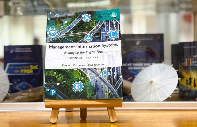 Có thể là hình ảnh về sách và văn bản cho biết 'GLOBAL DITION Management Information Systems Managing the Digital Firm SEVENTEENTHEDITIO SEVENTEENTH EDITION Kenneth C. Laudon Jane P. P.Laudon सक ၀'