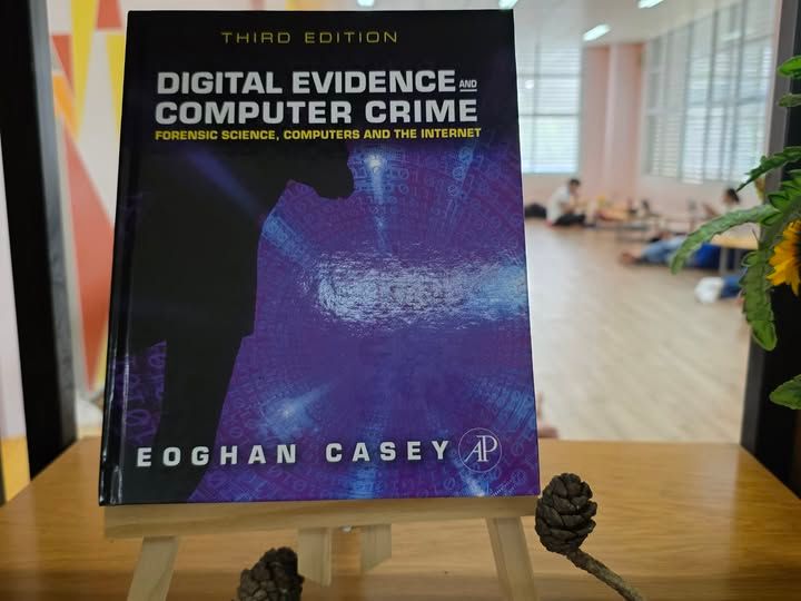 Có thể là đồ họa về văn bản cho biết 'DIGITAL EVIDENCE AND COMPUTER CRIME FORENSIC SCIENCE, COMPUTERS AND THE INTERNET EOGHANCASEY CASEYAP EOGHAN'